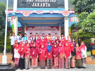 Para Guru dan Tendik SMPN 143 Jakarta